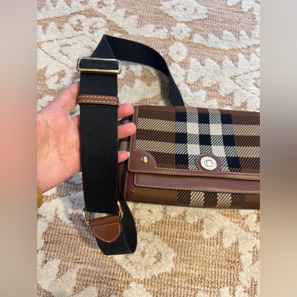 Great condition preloved burberry crossbody bag - Picture 2 of 12